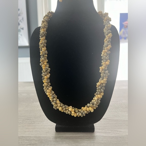 GORGEOUS SHELL TWISTED NECKLACE AND MATCHING DANGLE EARRINGS SET - Picture 3 of 4